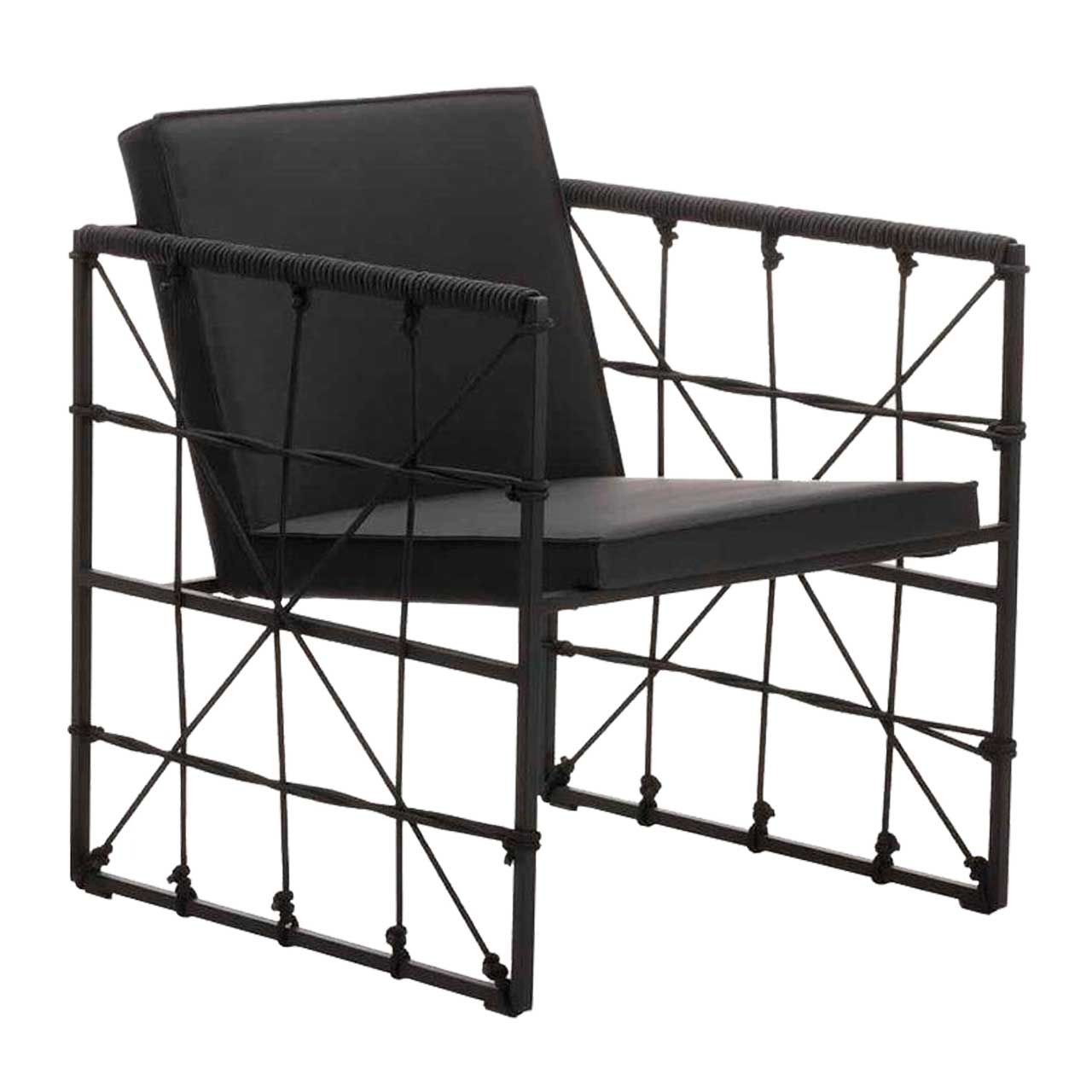 Filigraner Sessel mit schwarzem Untergestell und mit schwarzem Leder bezogen. Die Seiten sind mit schwarzem Bungeeseilen bespannt. 