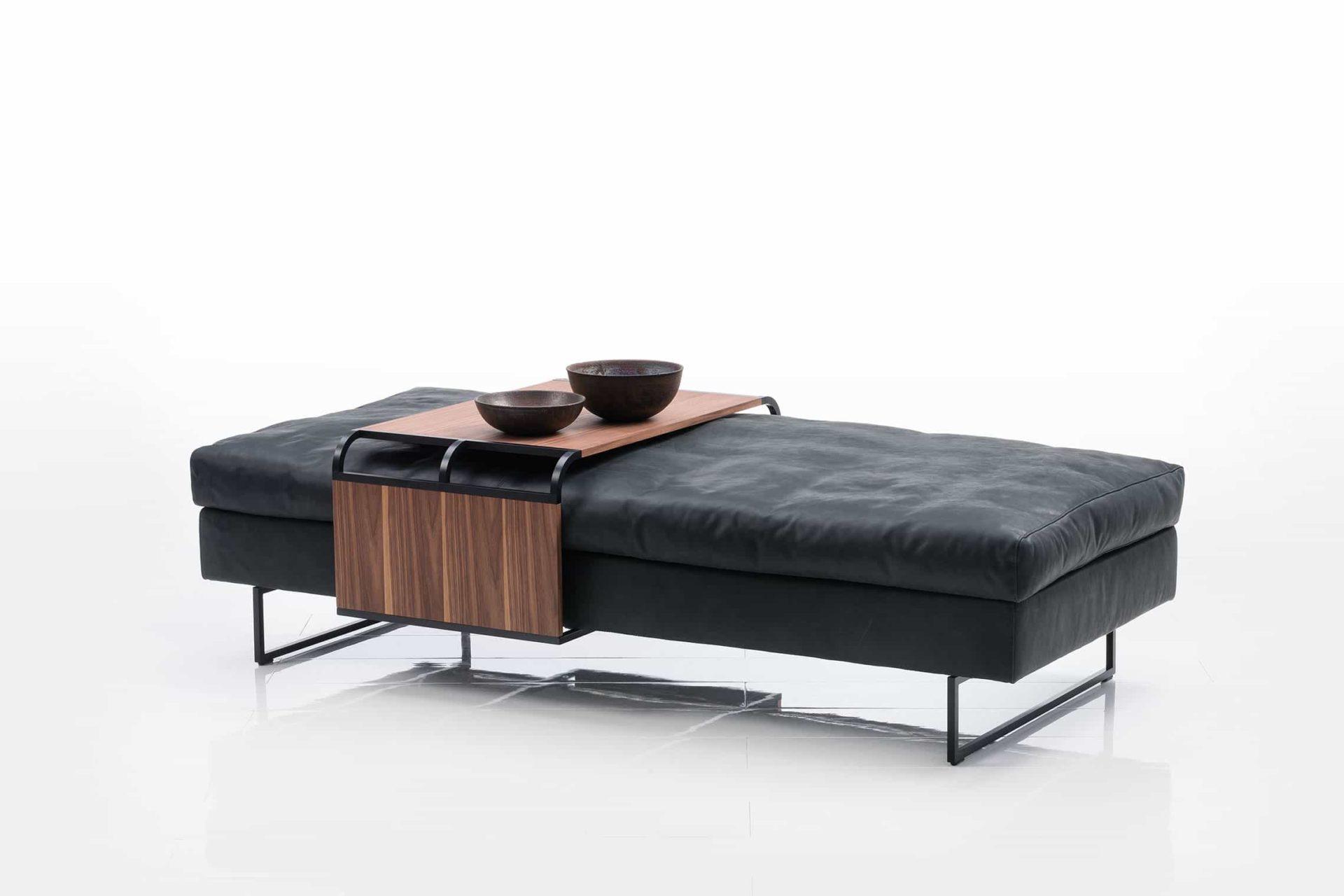 brühl embrace Bank mit verschiebbarem Auflegetisch.