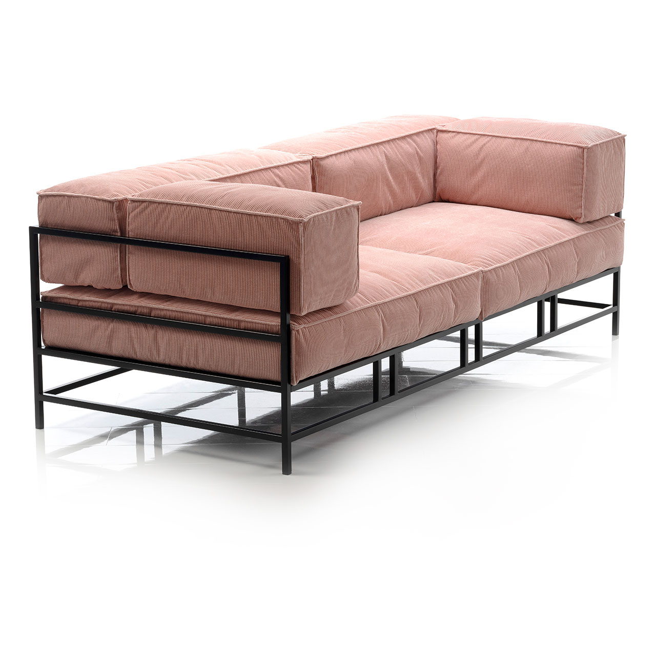 Altrosa Sofa mit Lederpolstern und schwarzem Untergestell.