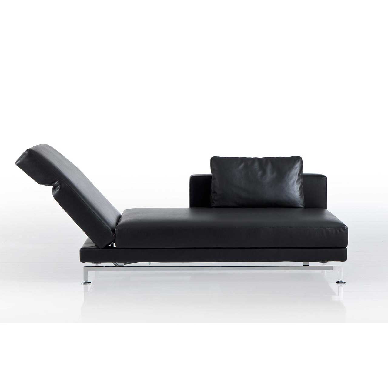 Longchair mit Kufen in chrom glänzend und in schwarzem Leder. Die Rückenlehne ist halb abgsenket, die Armlehne zum Fußende vorgeschoben.