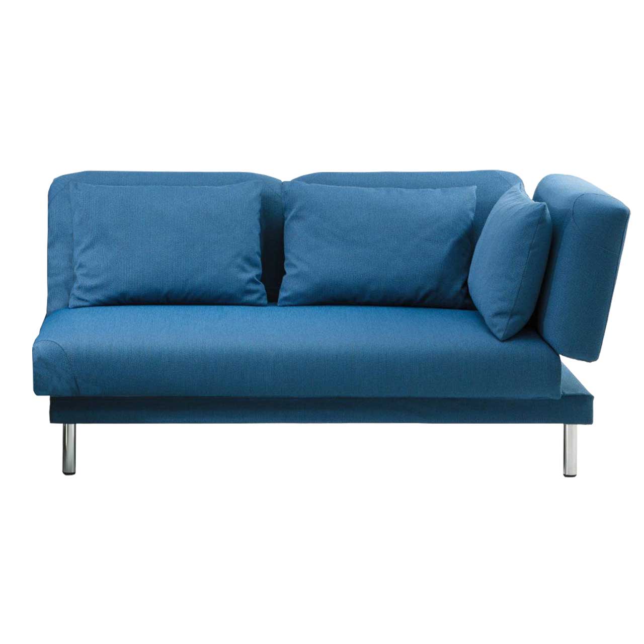 Openend in blauem Stoff mit Füßen in chrom, links offen mit 3 Kissen.