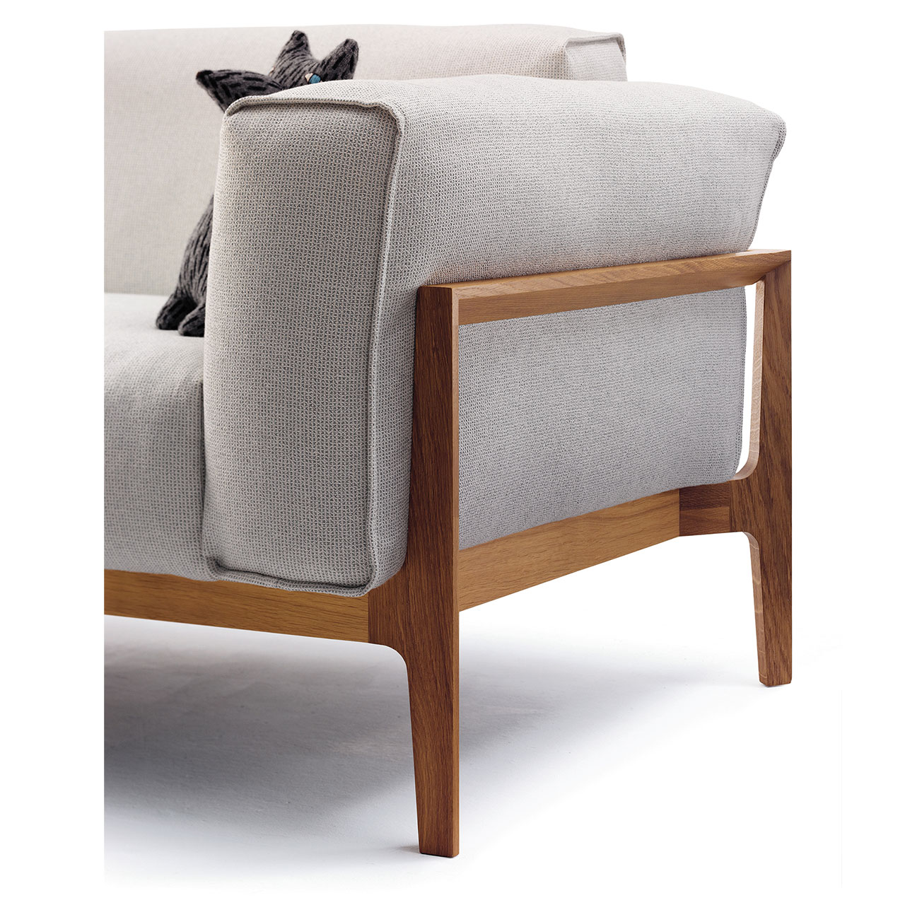 Detailaufnahme der Lehne mit Armlehnkissen aus grauem Stoff