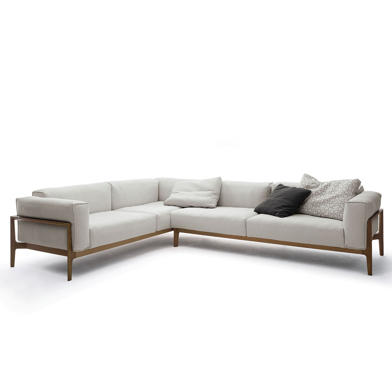 Zwei über Eck verbundene Zweisitzer-Sofas auf Holzgestell, Bezug heller Stoff, Deko mit Kissen.