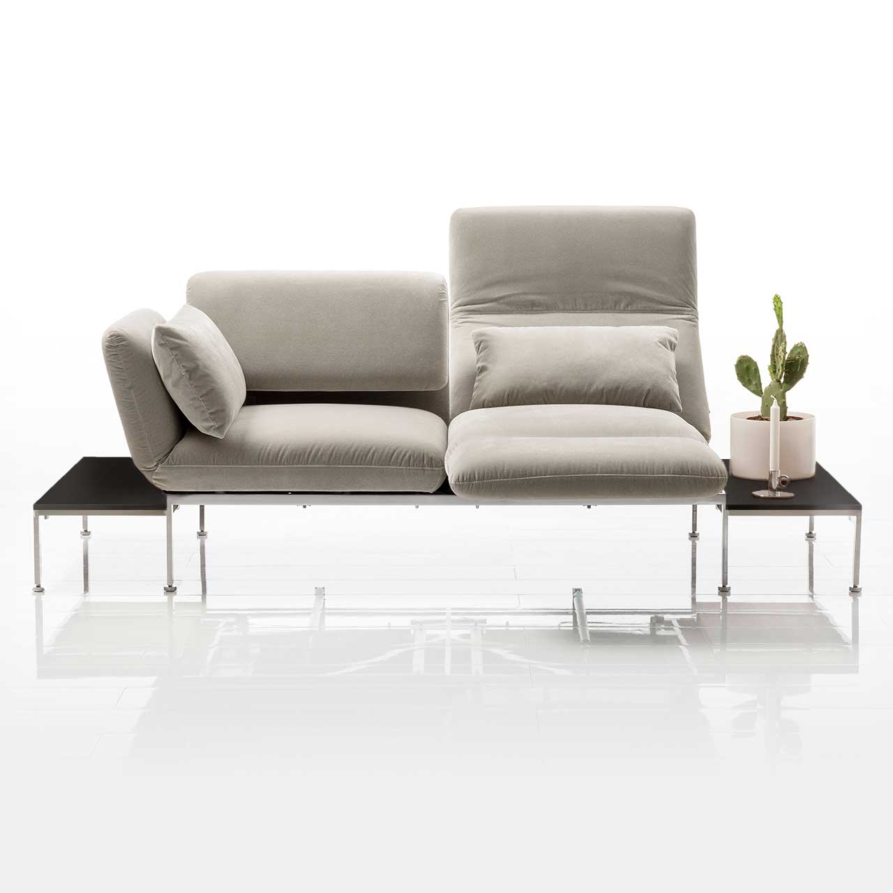 Sofa der Serie roro mit Andocktisch rechts und links in Eiche schwarz.