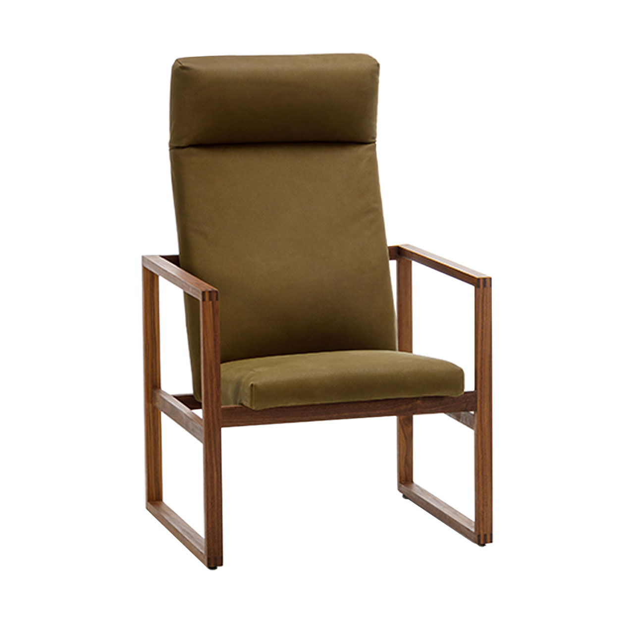 Hochlehnsessel mit braunem Stoffbezug. Das Untergestell ist aus einem warmen Holz.