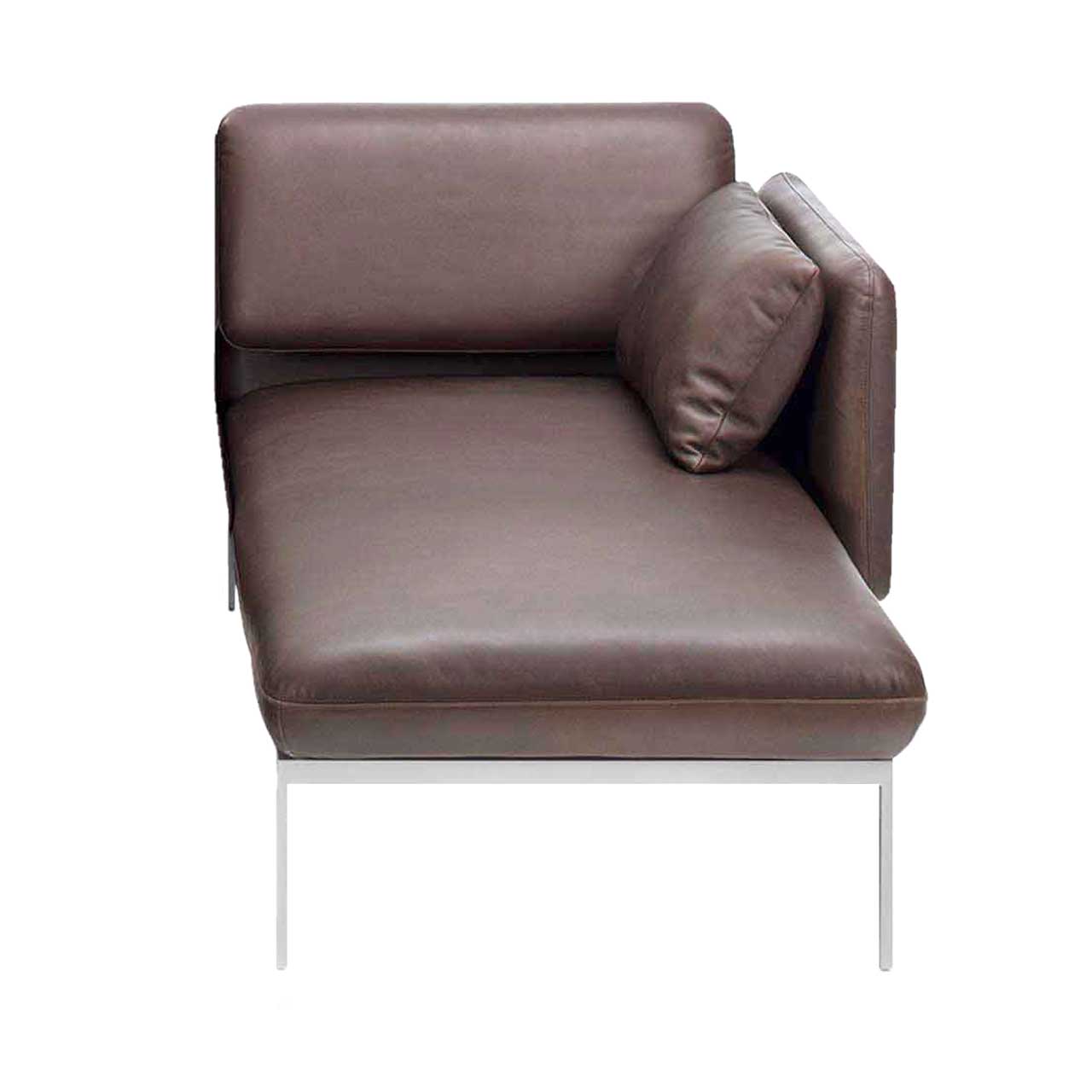 Der Longchair der Serie roro small spring mit verschiebbarer Armlehne rechts in braunem Leder.