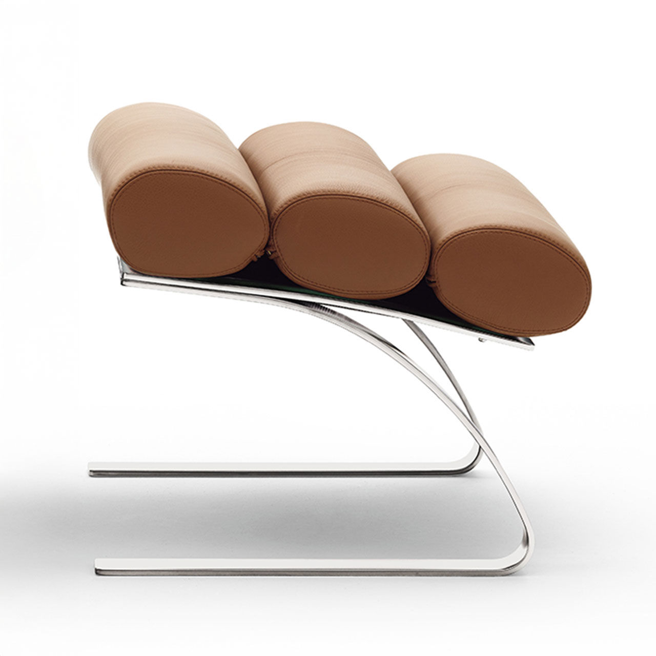 Hocker mit hellbraunen rollenartigen Polstern und Chromgestell