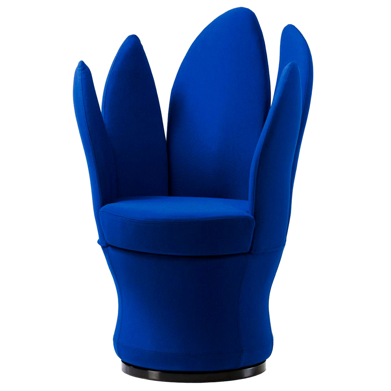 Ein Sessel in blauem Stoff mit Drehteller als Basis. Der Sessel hat einen runden Sitz. Die Arm- und Rückenlehnen bestehen aus fünf blattartige Elementen, so dass sie an Blütenblätter erinnern.