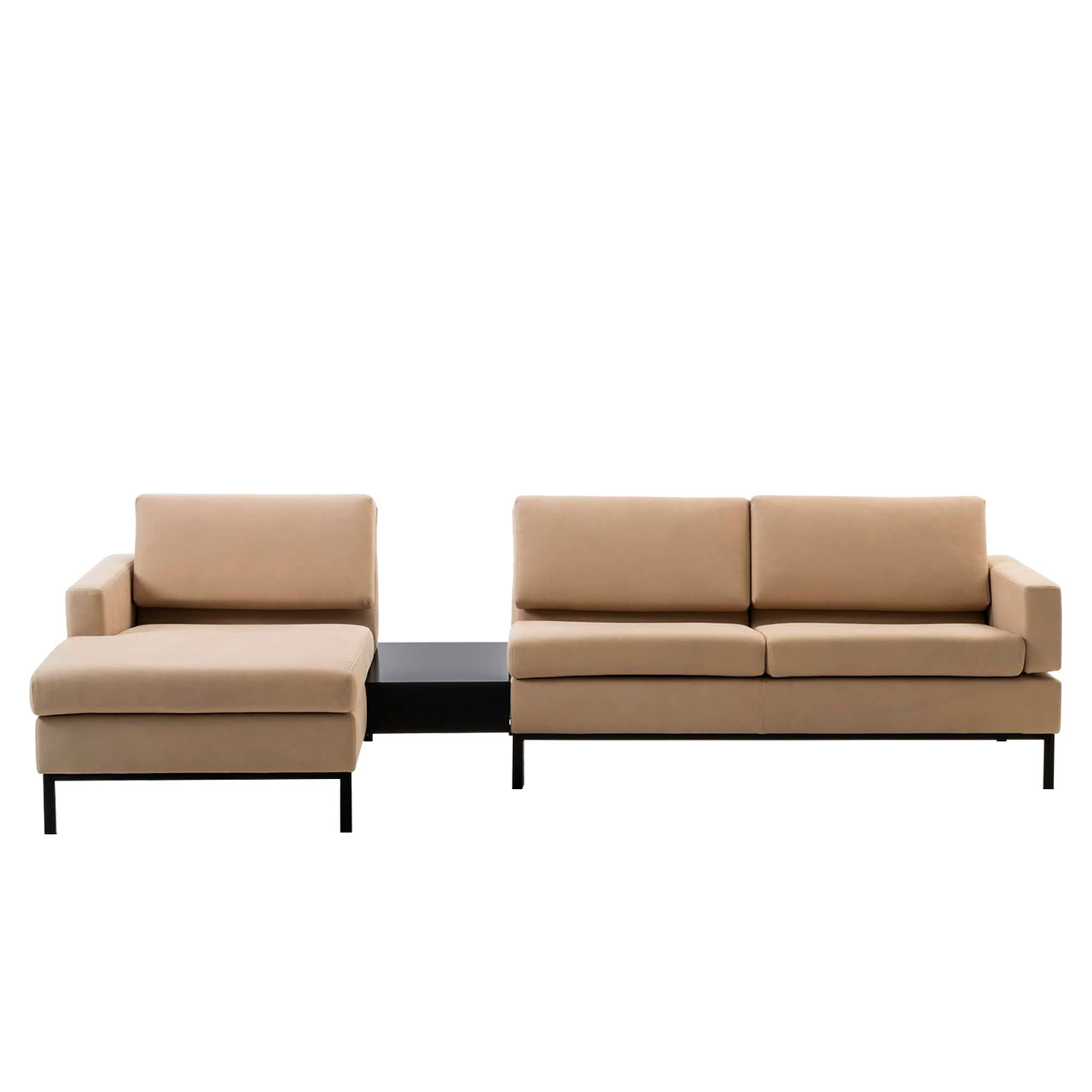 Garnitur in beigem Leder mit Longchair links und einem Einhängetisch zwischen Longchair und Anstellsofa.