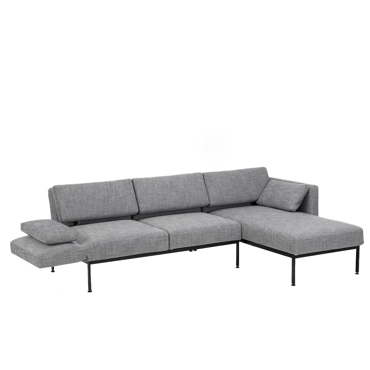 Eckgarnitur der Serie roro medium spring mit Longchair rechts und Anstellsofa links in grauem Stoff.