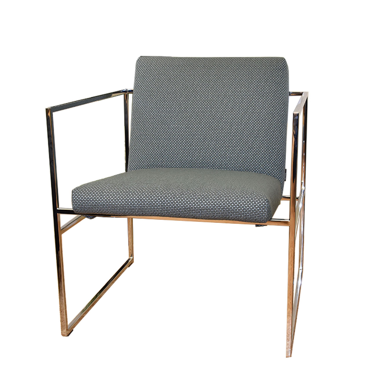 Sessel mit grauem Stoffbezug und Gestell in Metall glänzend.