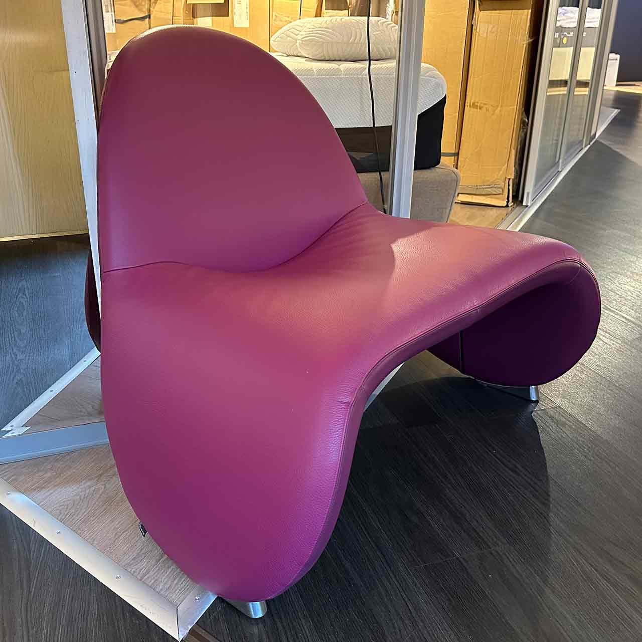 Sessel mit nach unten gezogenen Armlehnen aus rotem Leder