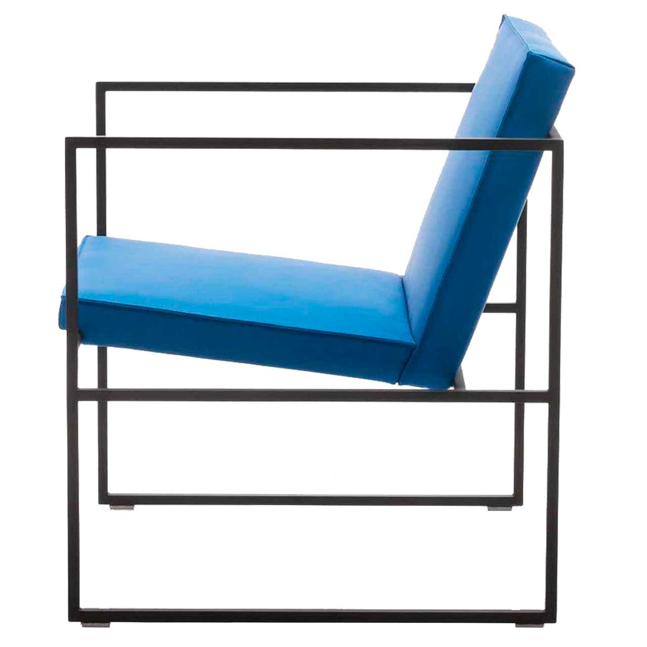 Filigraner Sessel mit blauem Stoff bezogen. Das Untergestell ist aus schwarzem Metall.