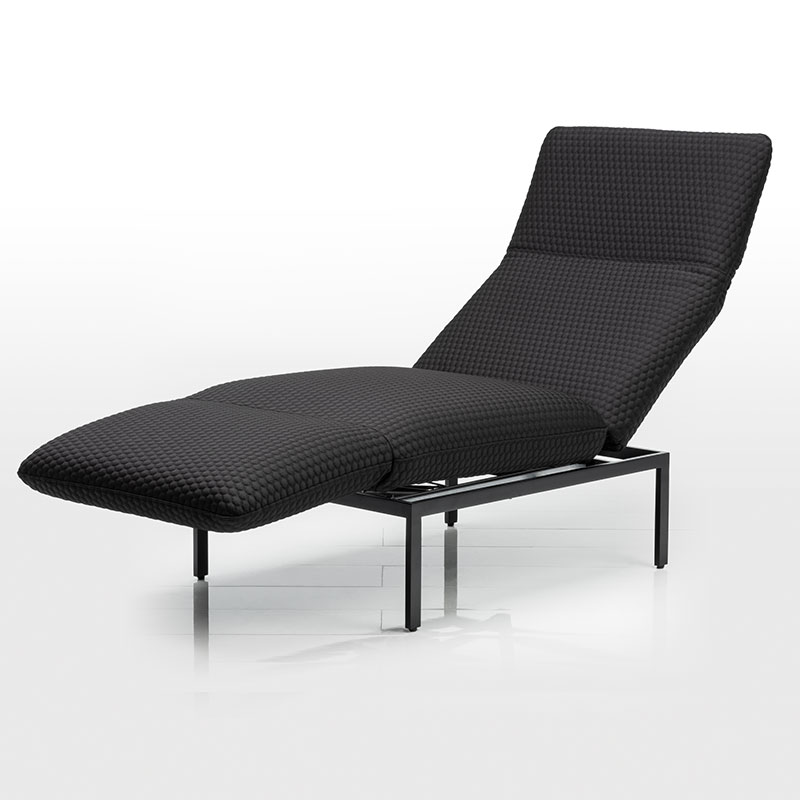 Zur Liegeposition umgeschwenkter Sessel in schwarzem Stoff mit schwarzem Untergestell.