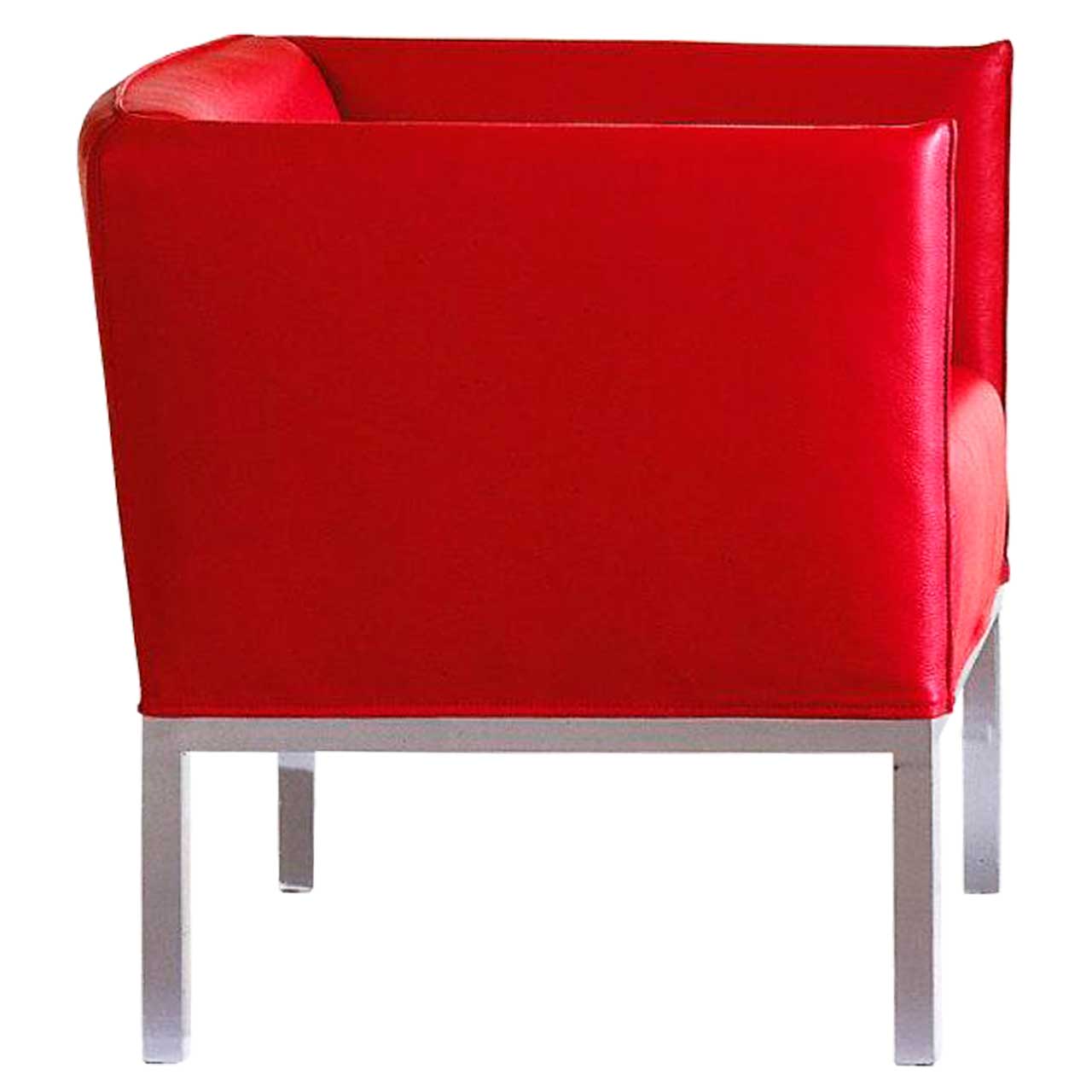 Sessel in rotem Leder, Untergestell chrom glänzend.