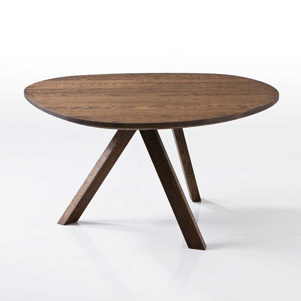 Beistelltisch in dunkler Eiche mit ungleichmäßig gerundeter Tischplatte. Der Tisch hat drei Beine. 