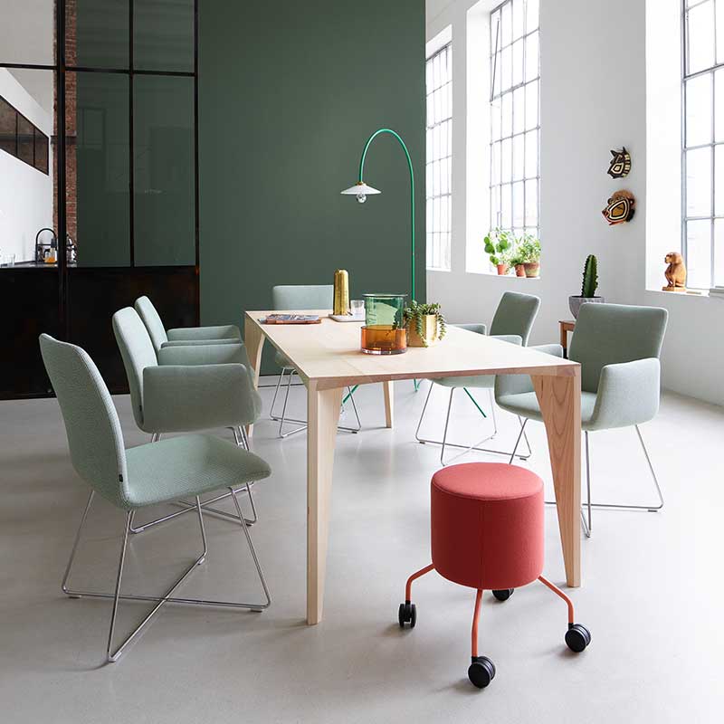 Heller Holztisch mit Jalis Stühlen und Drop Hocker in einem Wohnzimmer
