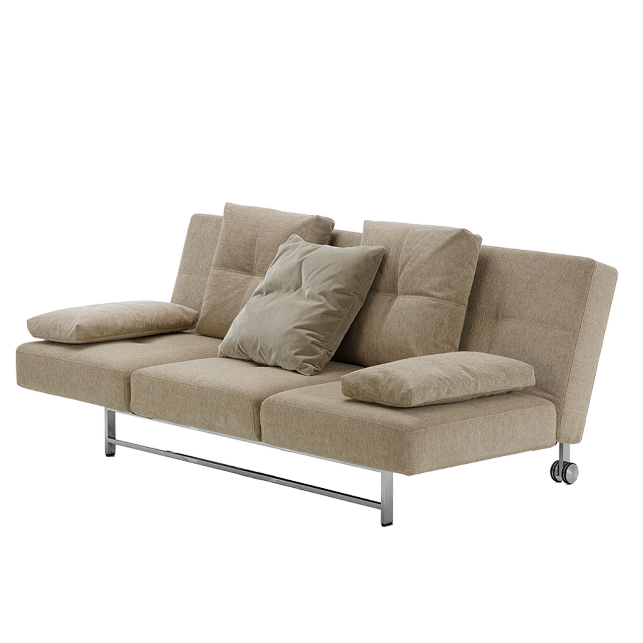 Schräge Sicht auf ein Sofa in einem hellen Karamellton. Das Sofa hat ein chromfarbenes Untergestell mit Rollen hinten. Auf dem Sofa stehen drei quadratische Kissen. Seitlich liegen zwei schmale rechteckige Kissen als Armlehnen.