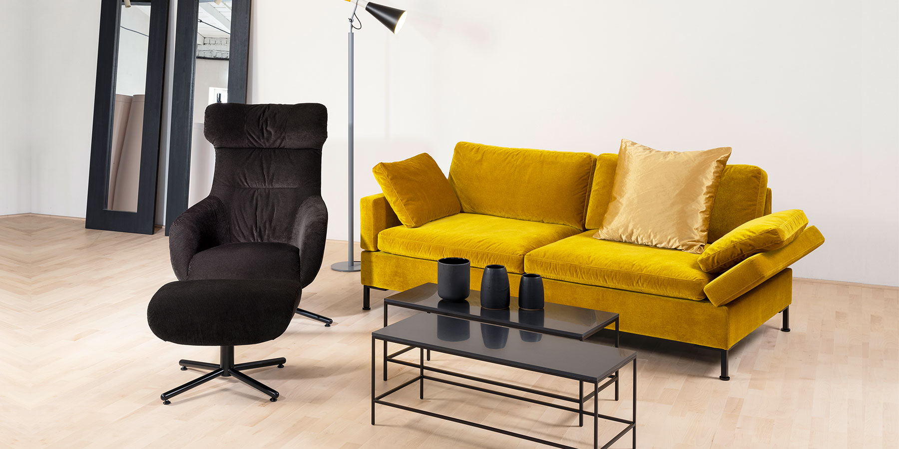 Sofa mit halb abgesenkter Armlehne rechts von brühl alba system/o.