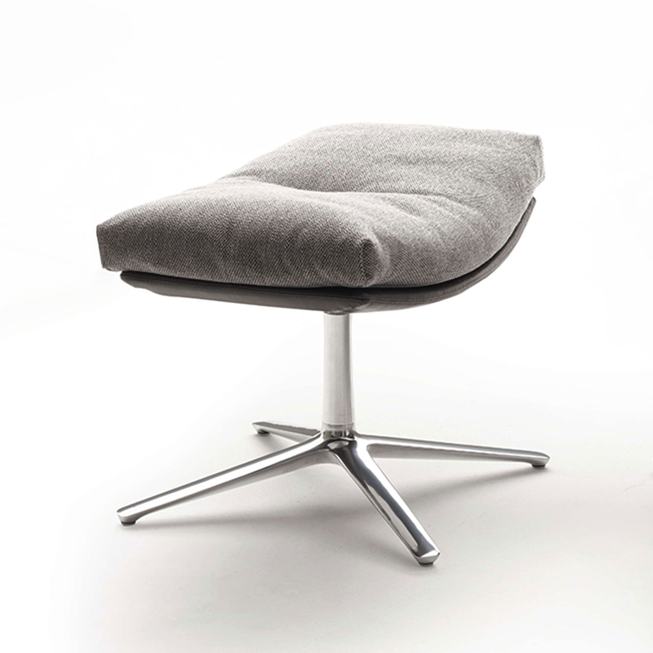 Hocker mit rechteckigem grauem Stoff-Kissen auf Schale und Aluminiumgestell (4 Fuß Kreuz)