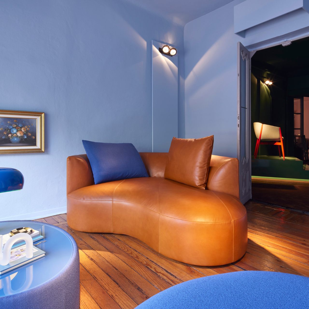 Milieubild der Recamiere aus braunem Leder