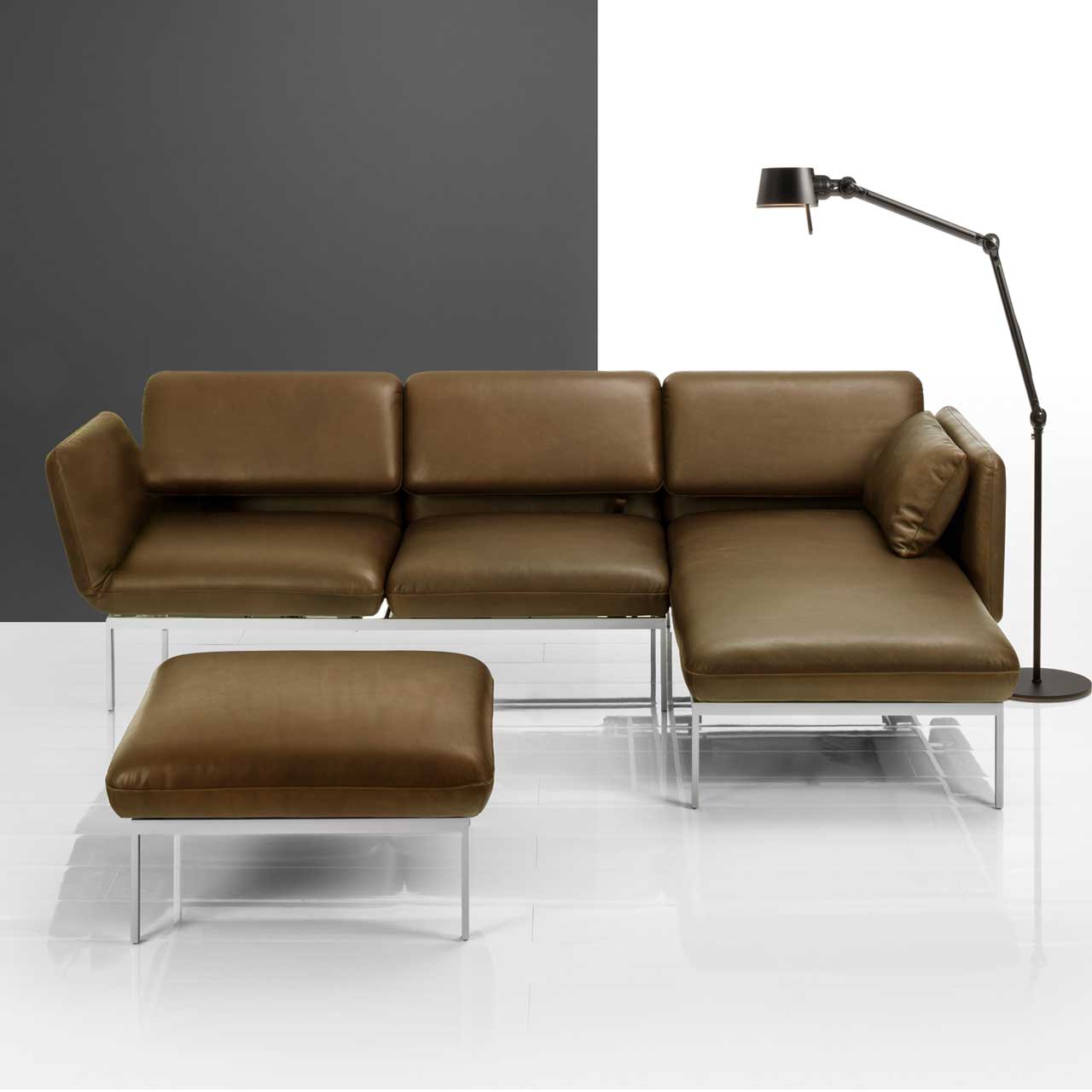 Eckgarnitur der Serie roro small classic mit Longchair rechts und Anstellsofa links sowie passendem Hocker in braunem Leder.