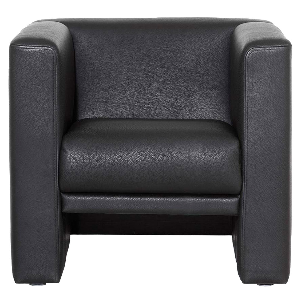 Freigestellter kubischer Sessel in schwarzem Leder.