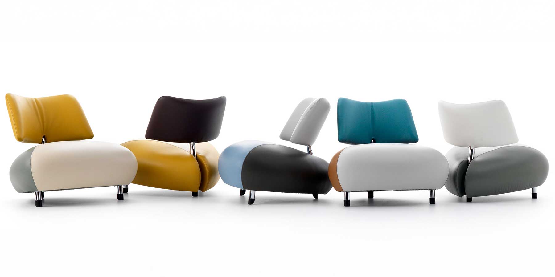 Fünf futuristische Design-Sessel in verschiedenen Farben stehen nebeneinander.