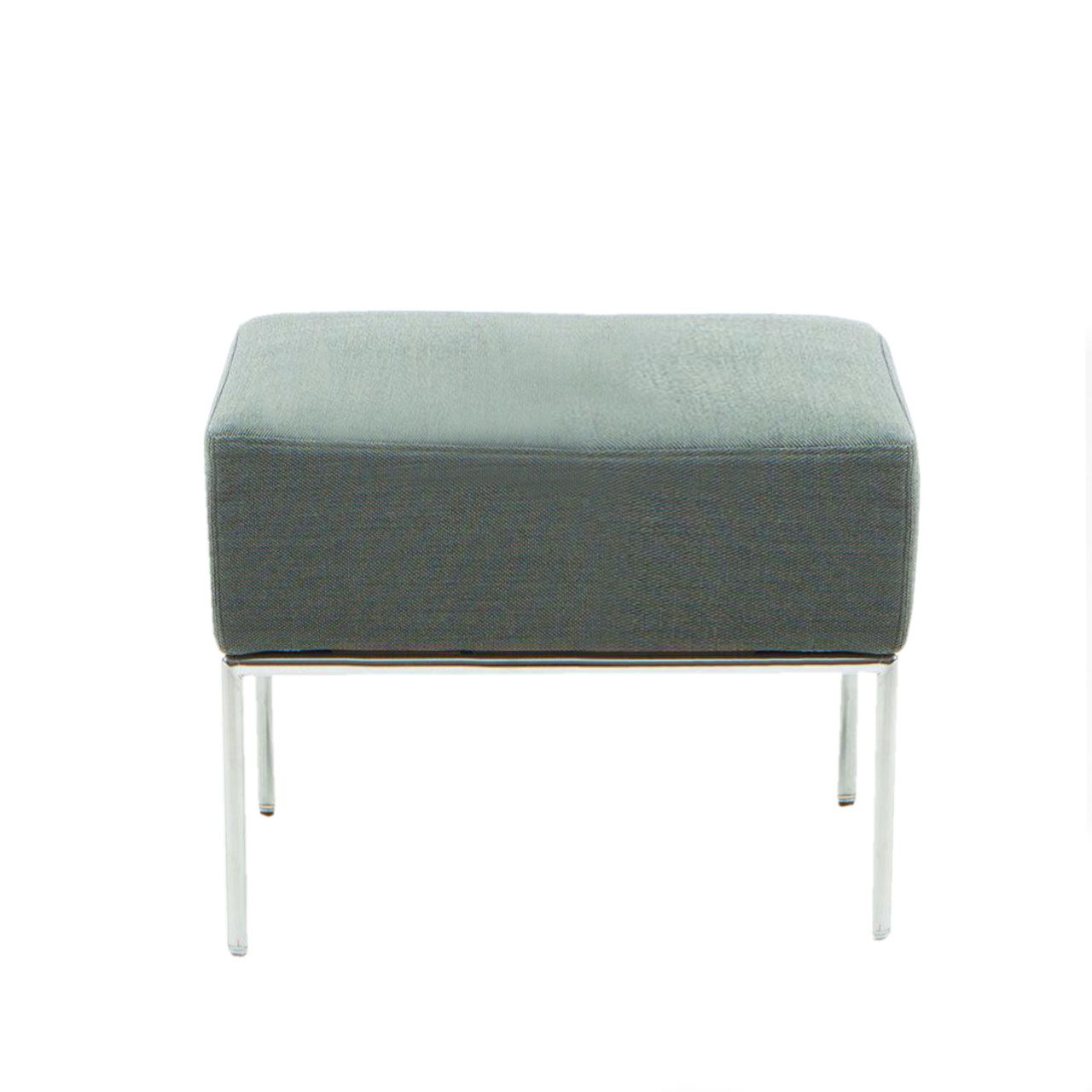 Quadratischer Hocker in moosgrauem Stoff. Die Beine sind chrom glänzend.