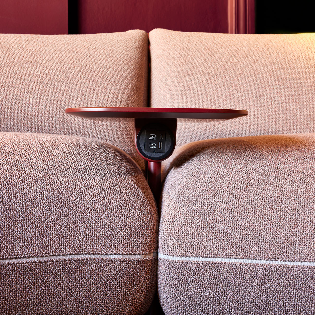 Jalis Beistelltisch zwischen die Polster des Jalis Sofas geschoben für praktisches Arbeiten