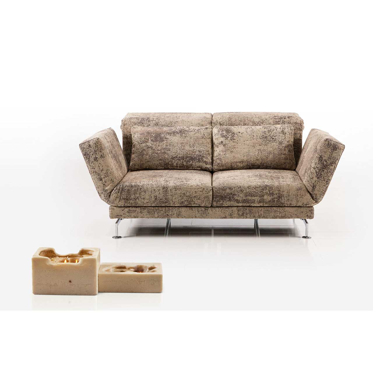 Sofa, bezogen mit einem braun changierendem Stoff. Die Kufen sind Metall chrom glänzend.