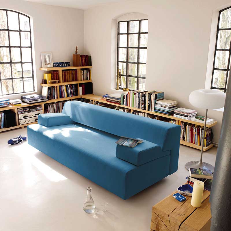 Blaues Schlafsofa puristisches Design mit zwei Armlehnenkissen