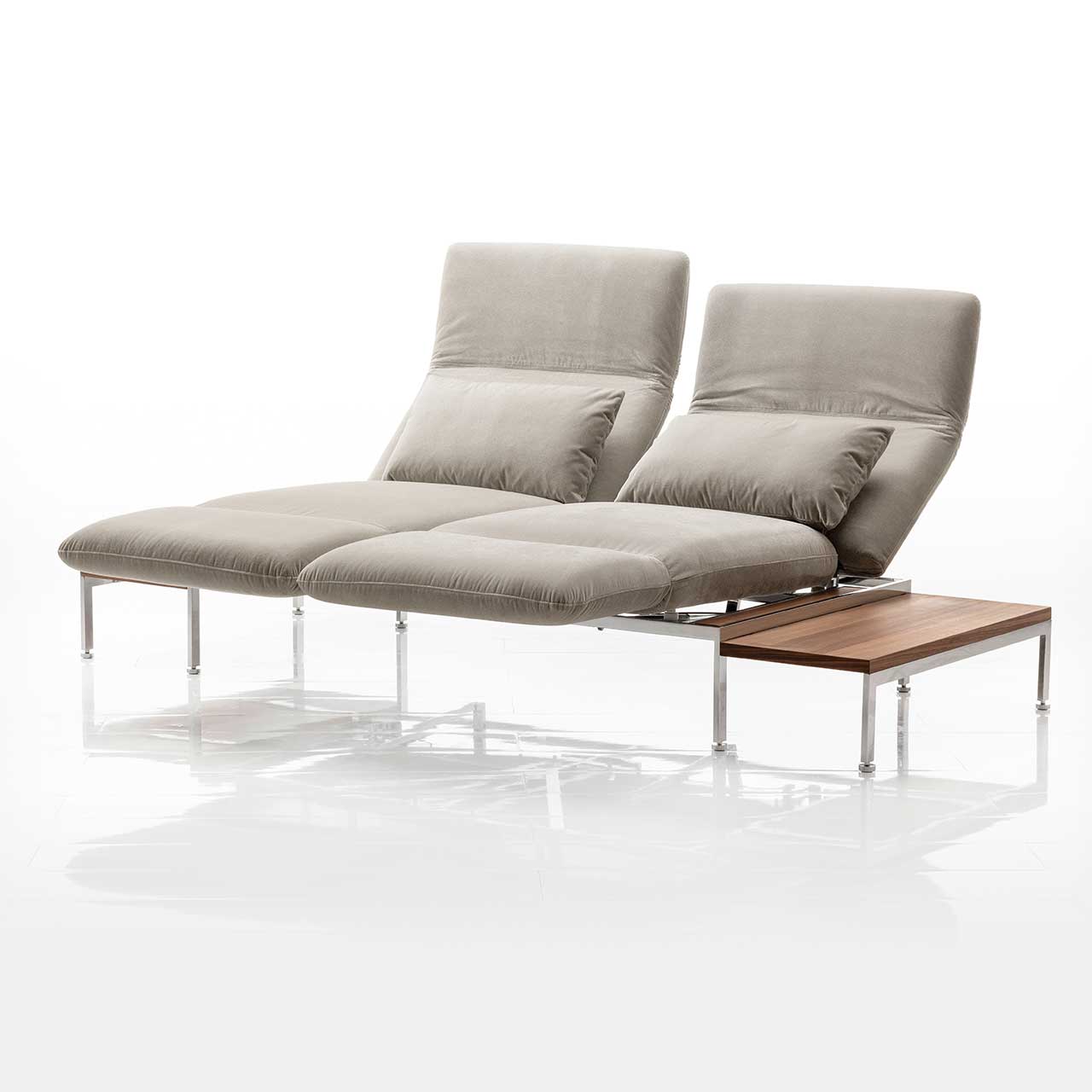 Zweisitziges Sofa der Serie roro medium classic in taupe mit Andocktisch rechts.