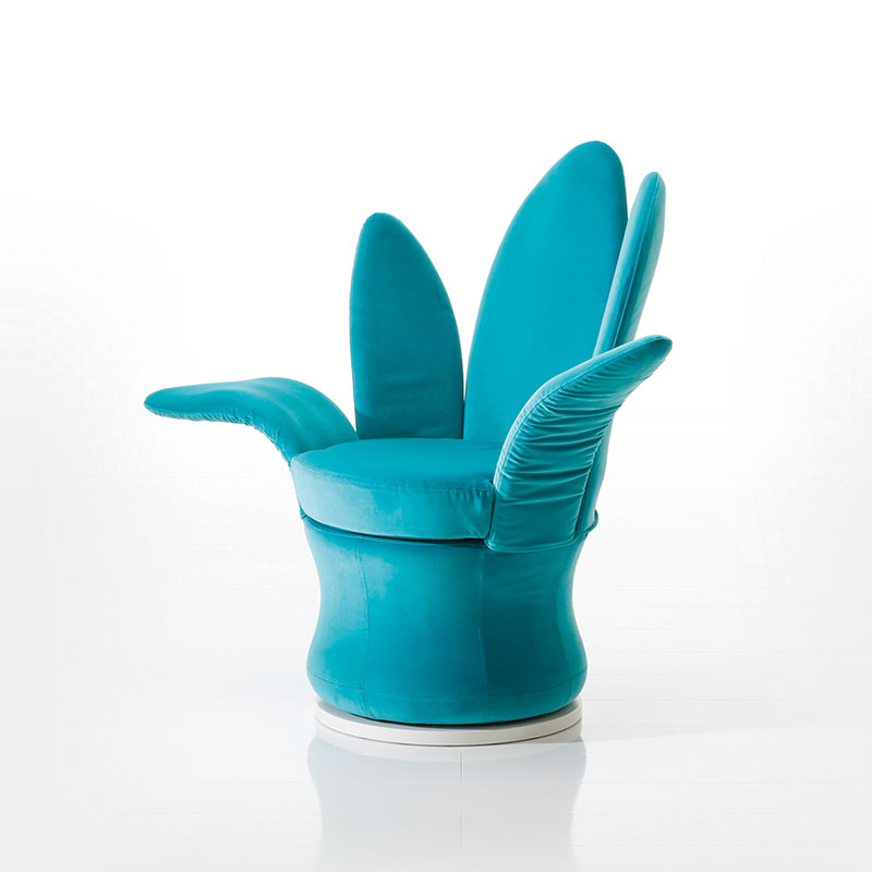 Ein Sessel mit runder Drehbasis in türkisenem Stoff. Das Design ist ungewöhnlich: Armlehnen und Rücken formen sich aus fünf blütenblattartigen Segmenten, die die runde Sitzbasis umschließen.