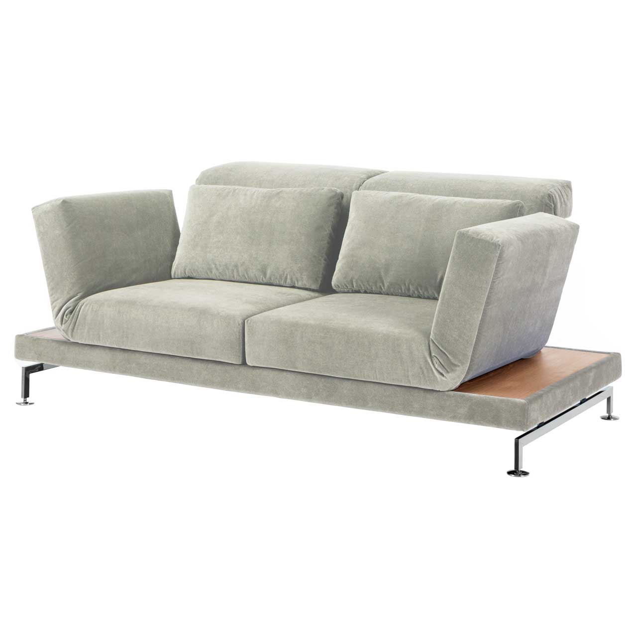 Sofa in hellgrauem Stoff. Rechts und links neben den Armlehnen befinden sich schmale Ablageflächen in hellem Holz.