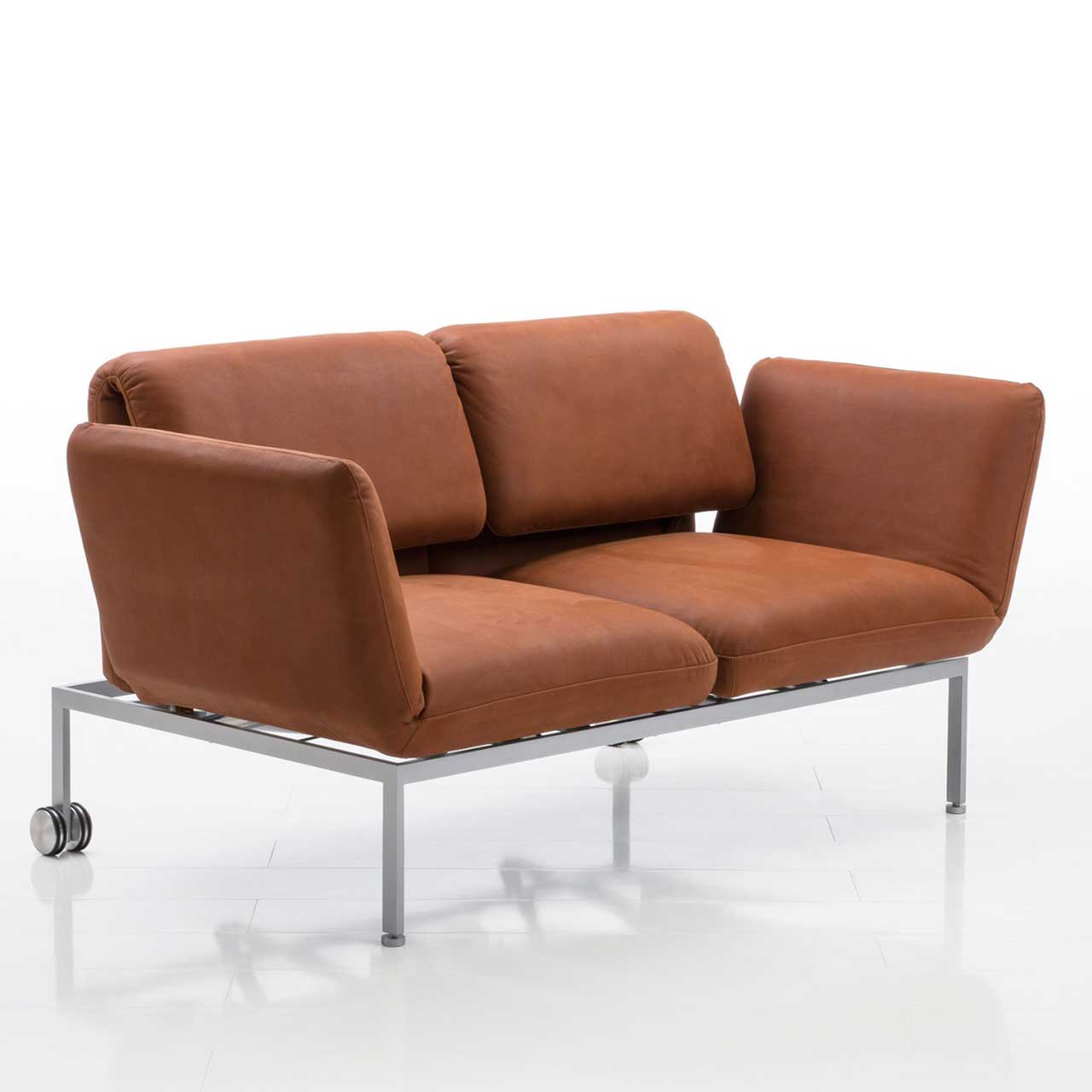 Zweisitziges Sofa der Serie roro small classic in braunem Leder.