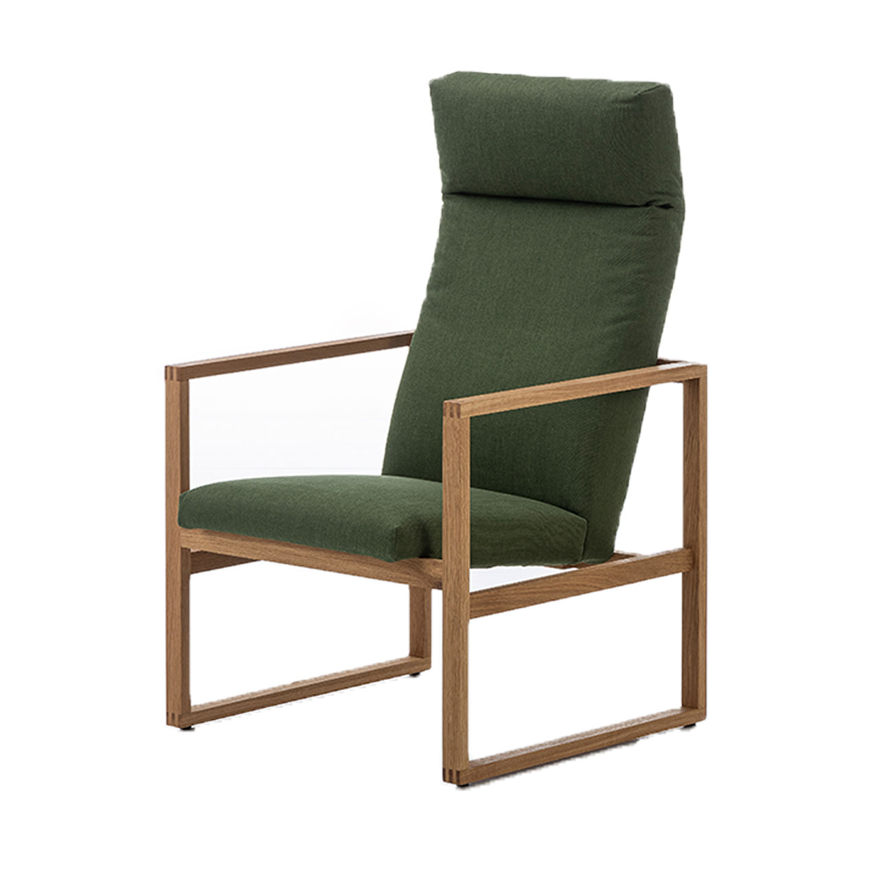 Hochlehnsessel mit tannengrünem Stoffbezug. Das Untergestell ist aus einem warmen Holz.
