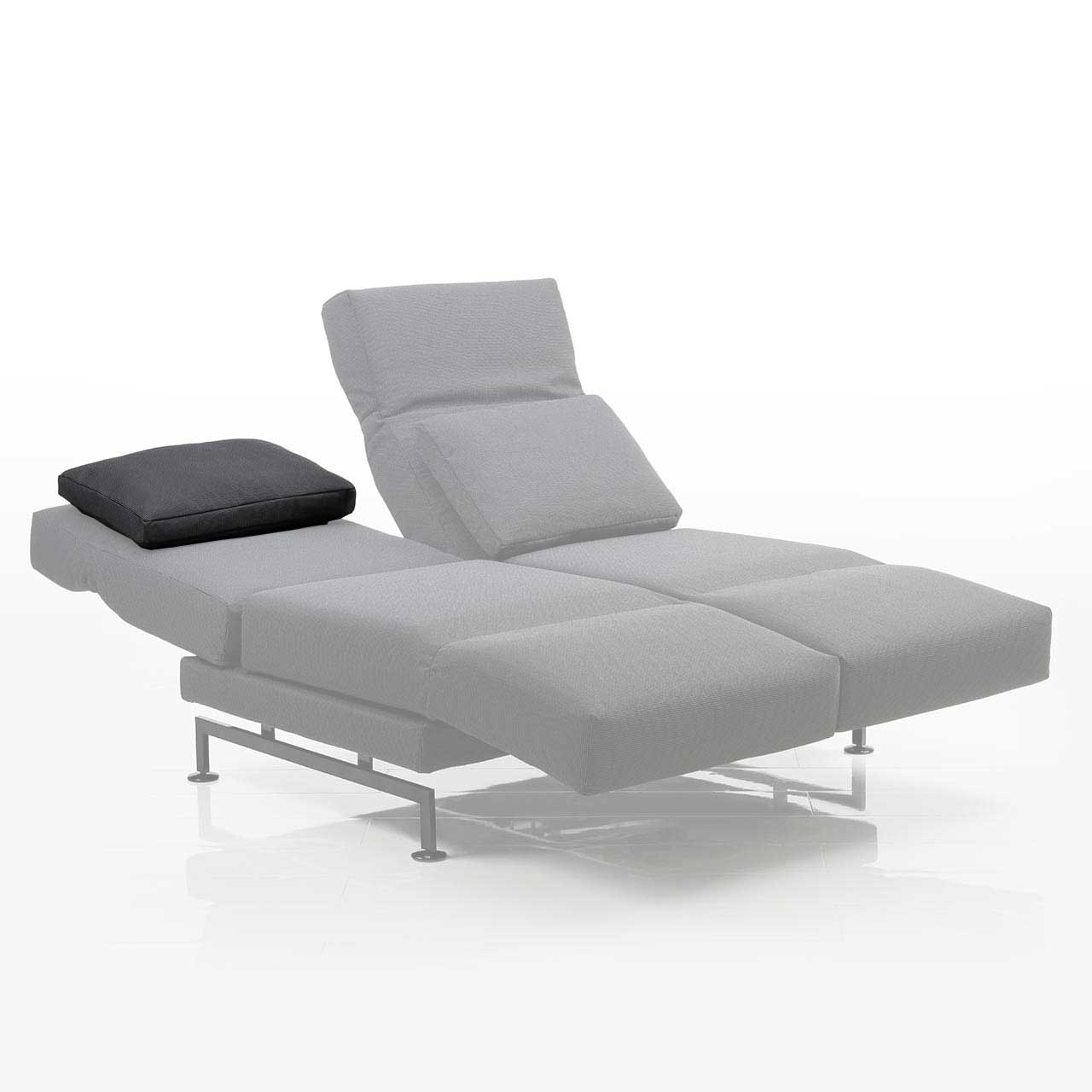 Rechteckiges Kissen in grauem Stoff auf zweisitzigem Sofa.