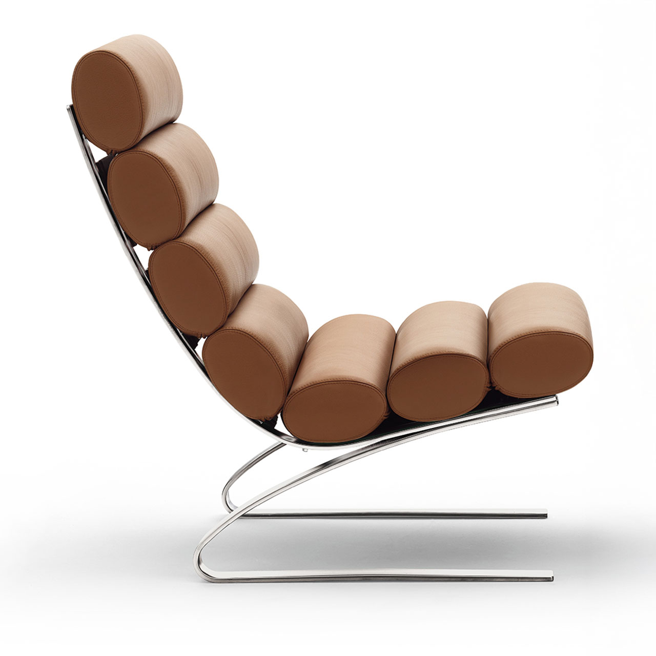 Sessel mit einer rollenartigen hellbraunen Lederpolsterung und verchromtem Gestell