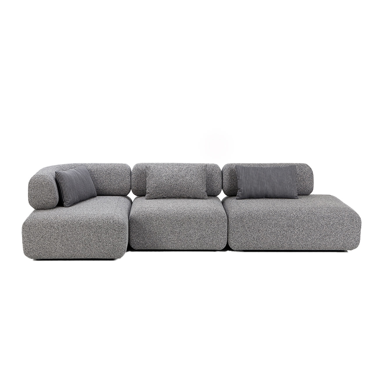 Graue Polstergarnitur. Das linke Abschlusselement ist tiefer als das Zwischenelement und das rechte Anstellelement.