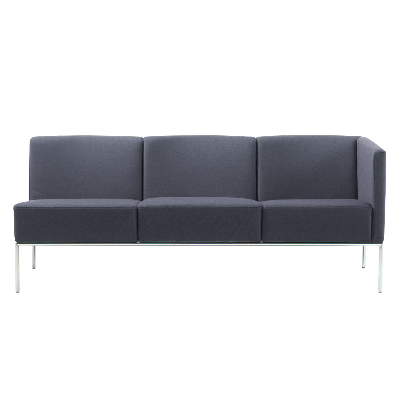 Ein Sofa der Serie add1 mit 3 Sitzen und einer Armlehne rechts in der Stofffarbe dunkelgrau. Das Untergestell ist mattchrom lackiert.