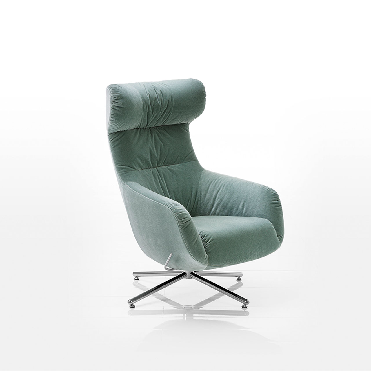 Hochlehnsessel mit Drehbasis in mintgrünem Stoffbezug.
