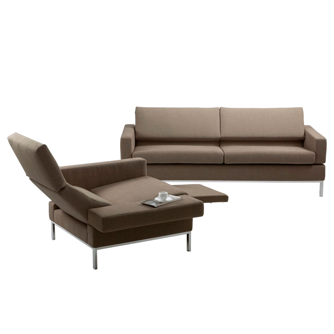 Ein brauner Ledersessel steht einem braunen Ledersofa leicht schräg gegenüber. Am Sessel ist eine Fußstütze hochgeklappt und die Rückenlehne halb abgesenkt.