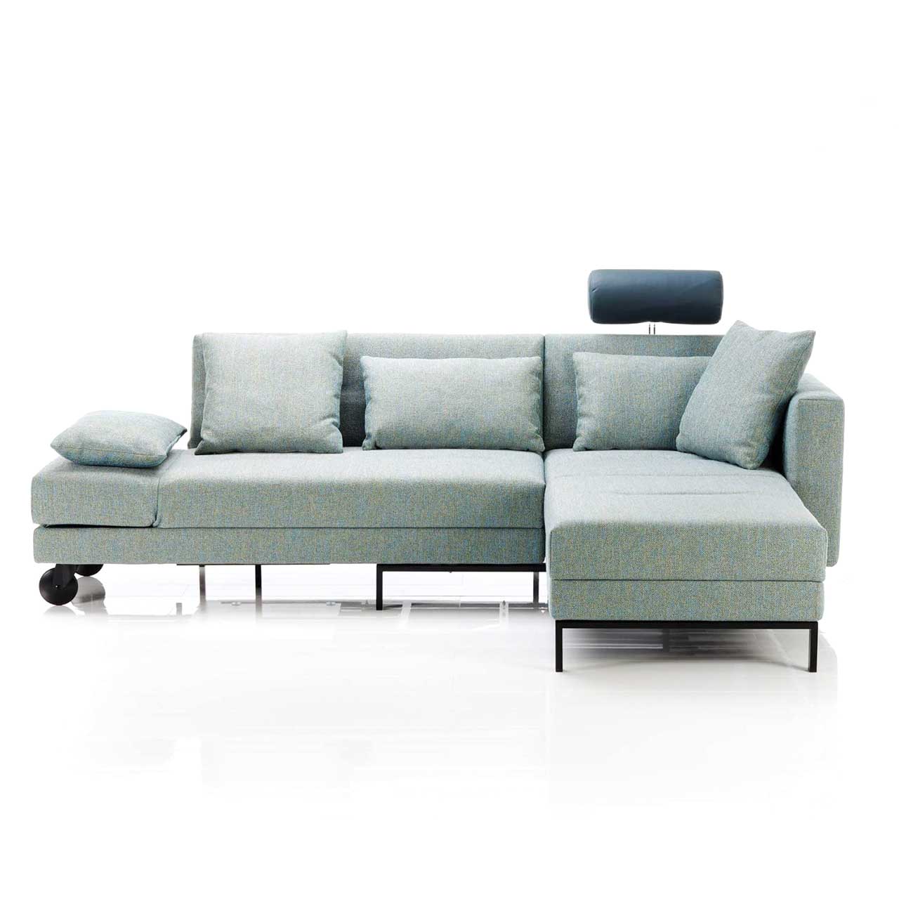 Eckgarnitur in hellgrünem Stoff mit schwenkbarem Longchair links.