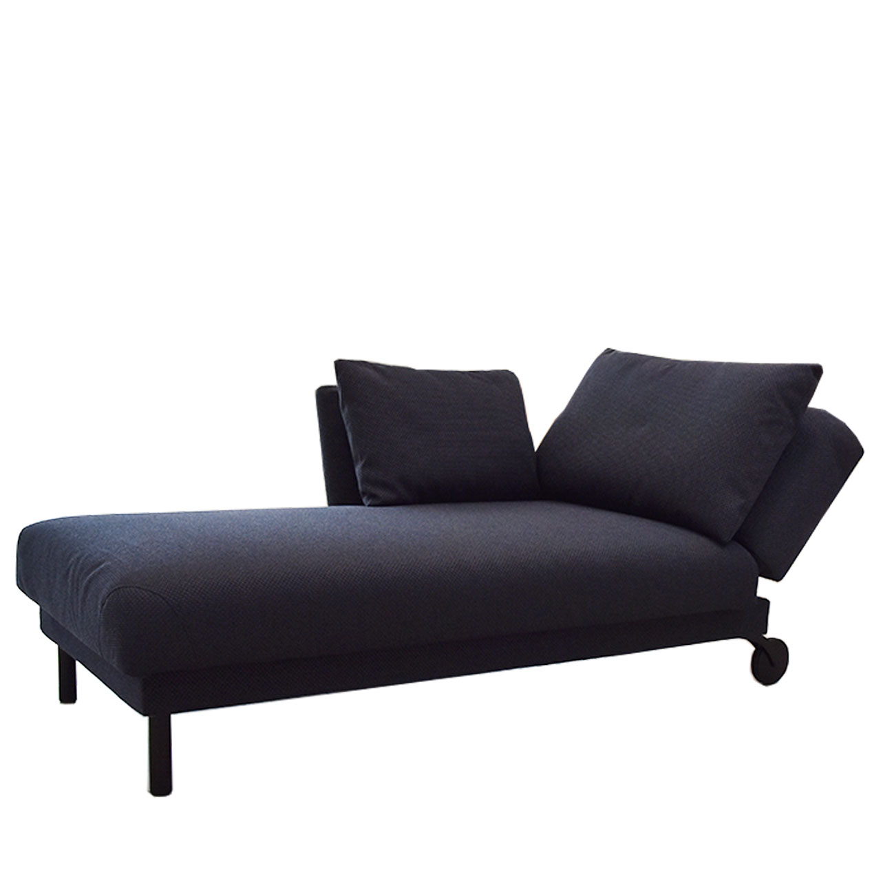 Blaue Recamiere mit schwarzen Füßen. Rückenlehne rechts.