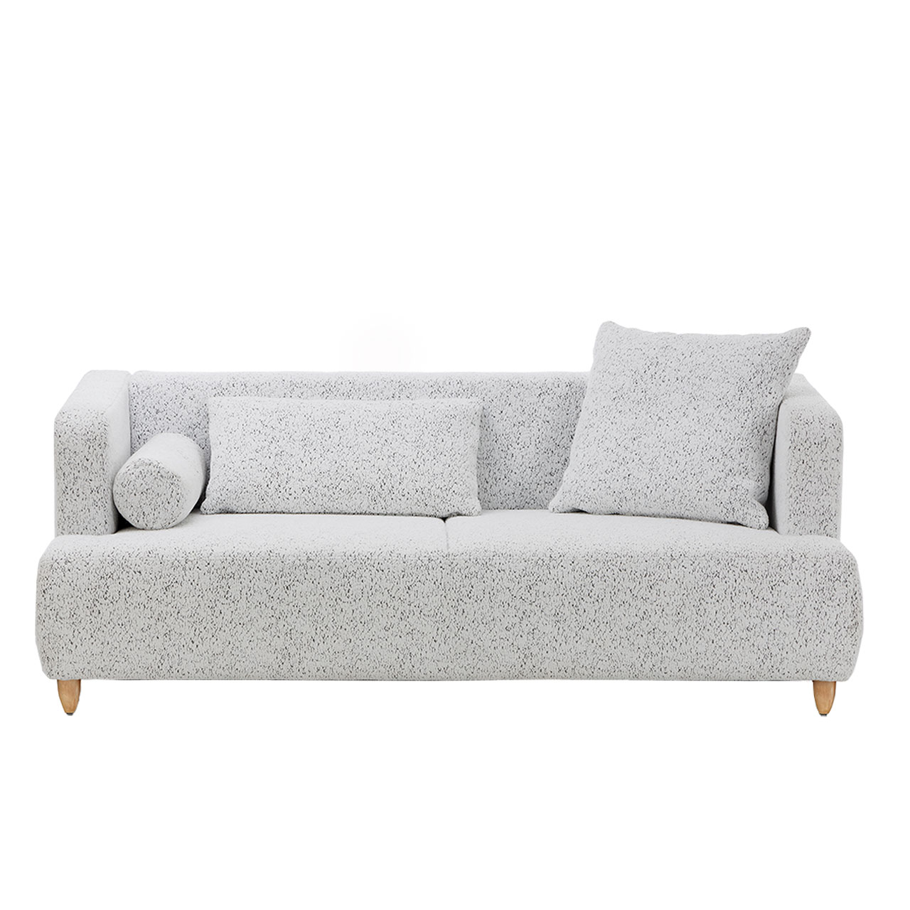 Sofa von brühl aoyama in weißem Stoff. Auf dem Sofa liegen eine Rolle, eine rechtseckiges und ein quadratisches Kissen im gleichen Stoff. Die Füße des Sofas sind konisch geformt und aus Holz.