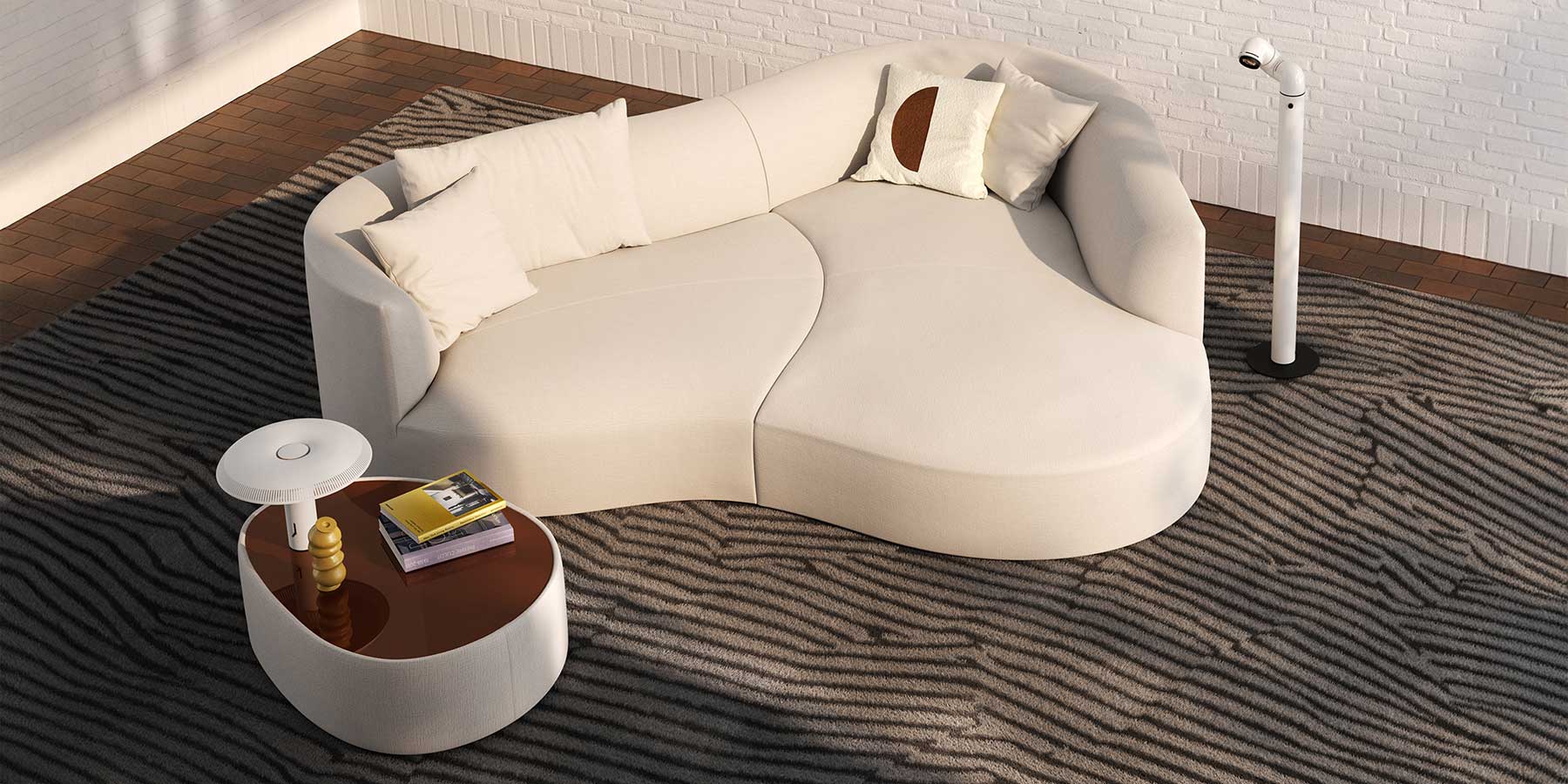 Organisch geformtes Sofa aus hellem Stoff mit Zierkissen und Beistelltisch davor.