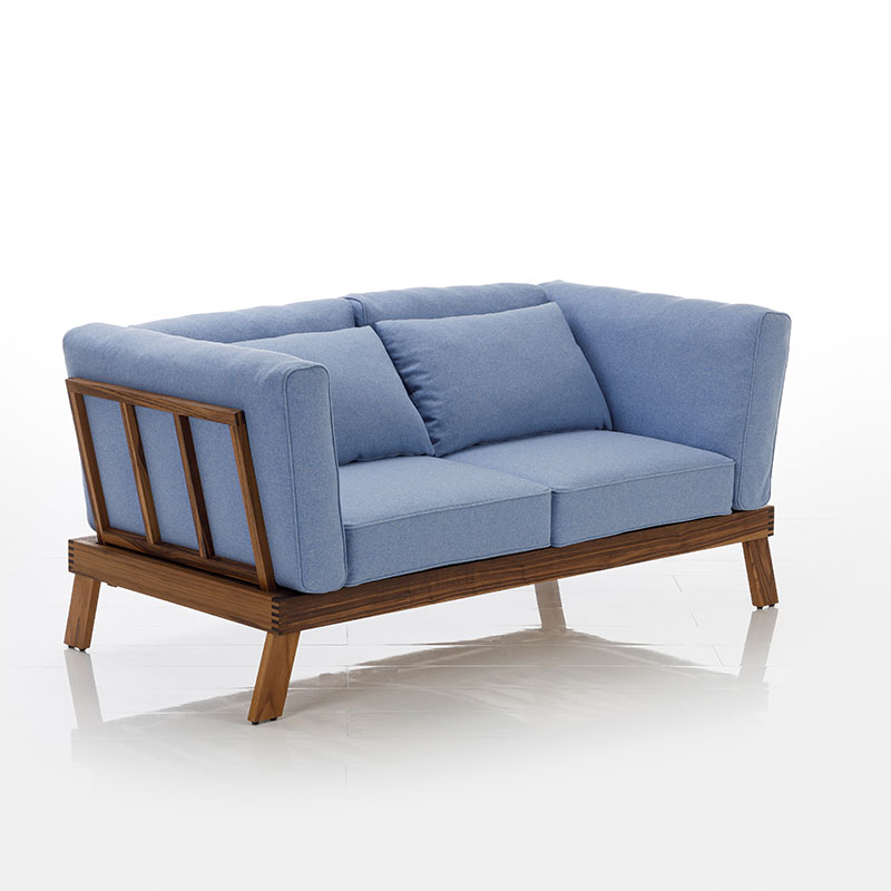 Sofa mit Bezug in hellblau, das Untergestell ist aus dunkler Eiche.
