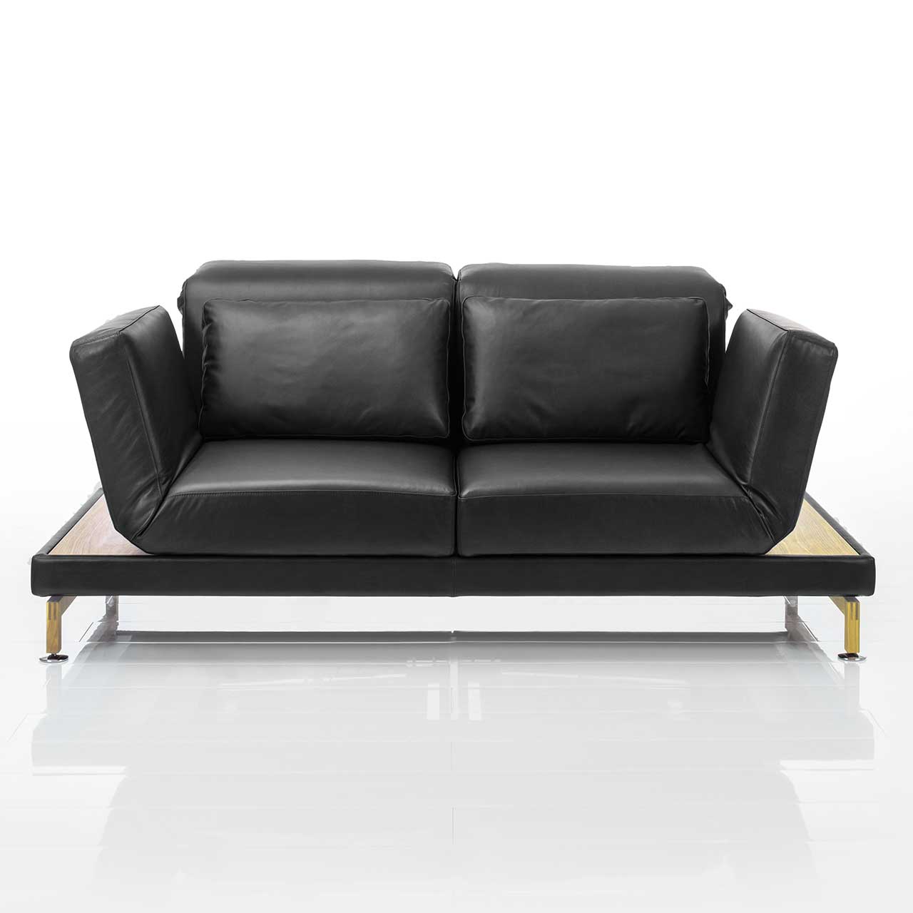 Schwarzes Ledersofa. Rechts und links neben den Armlehnen befinden sich schmale Ablageflächen in hellem Holz.