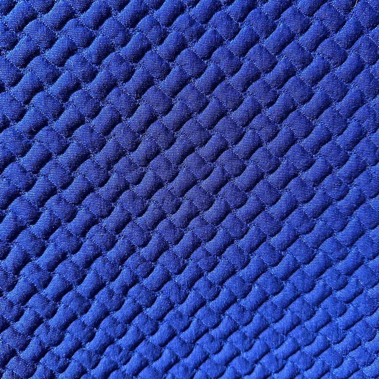 Detailaufnahme des wabenartigen einfarbig blauen Stoffes